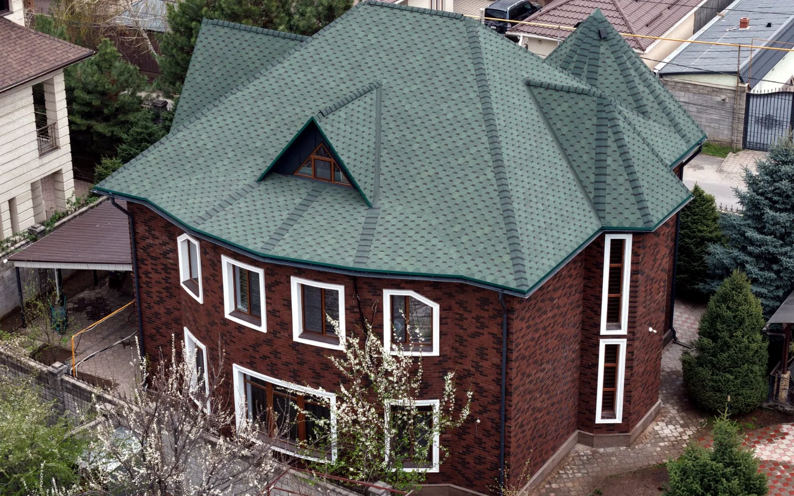 Сложная скатная кровля из гибкой черепицы